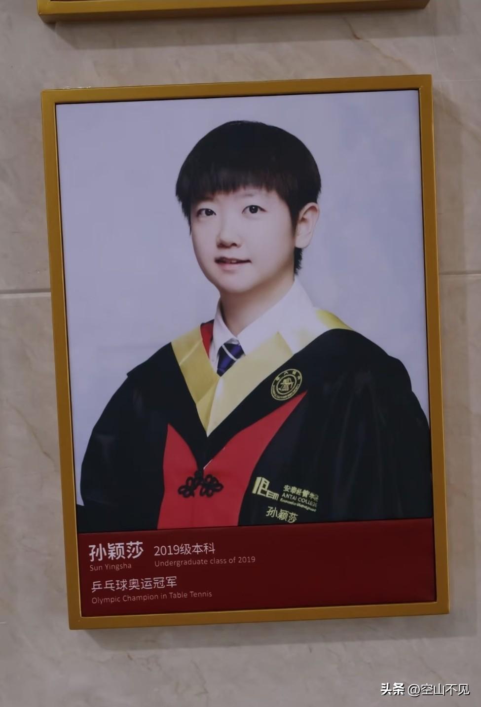 孙颖莎的毕业照
莎莎上海交大本科毕业了。板板正正的毕业照拍得真好，白衬衣打着领带