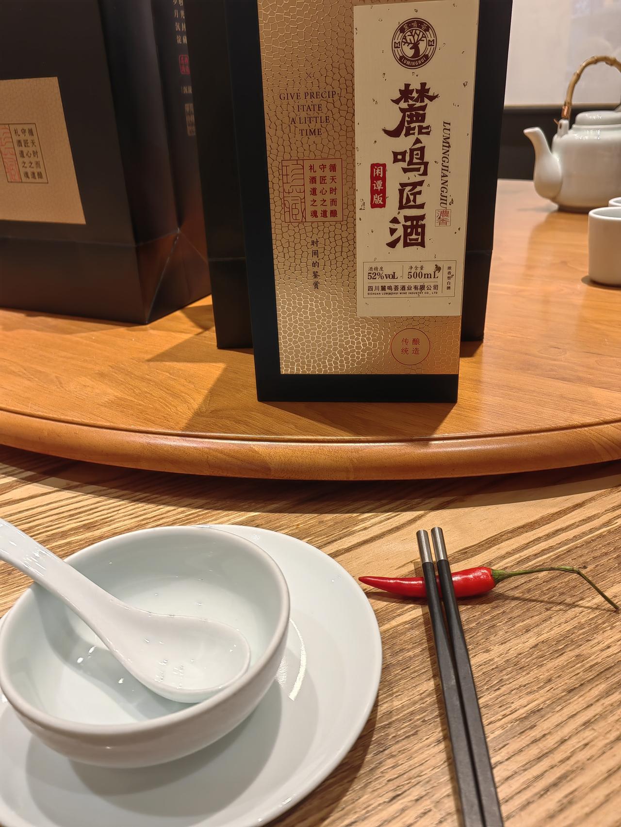晚上成都主办主任斌哥找了玉林路一家店，人未到酒先到。据说这家馆子生意挺好，订了之