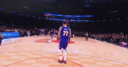 侠蜜心情复杂！东契奇赛前和独行侠老队友布伦森互动。 