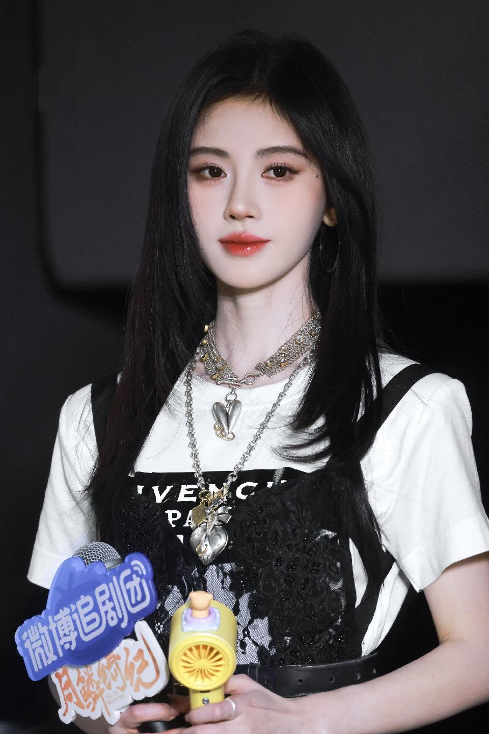 这个女孩是谁呀？最近非常火，有谁知道啊？