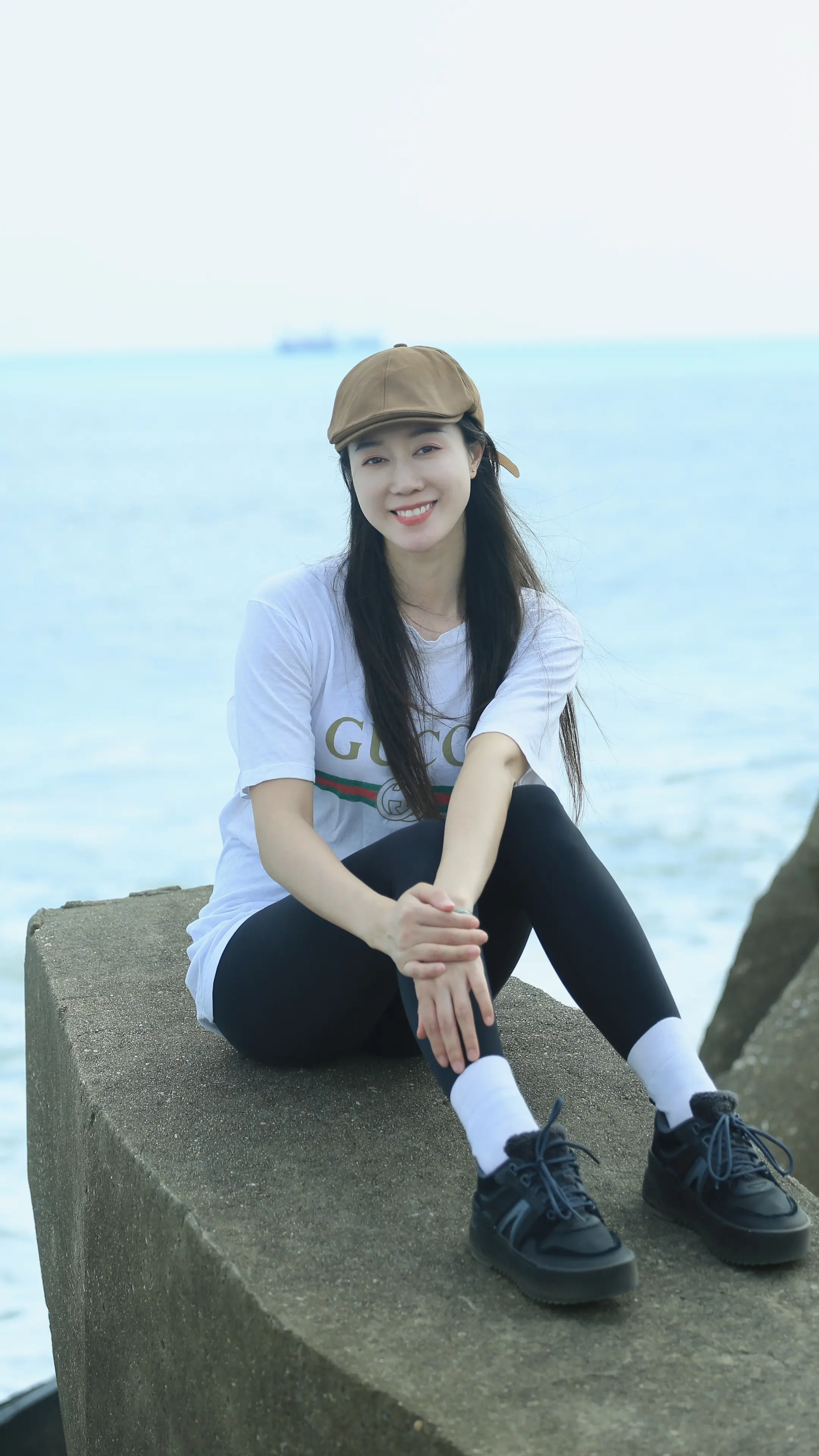 世界赠予我虫鸣，也赠予我雷霆，赠我弯弯一枚月，也赠予我晚星