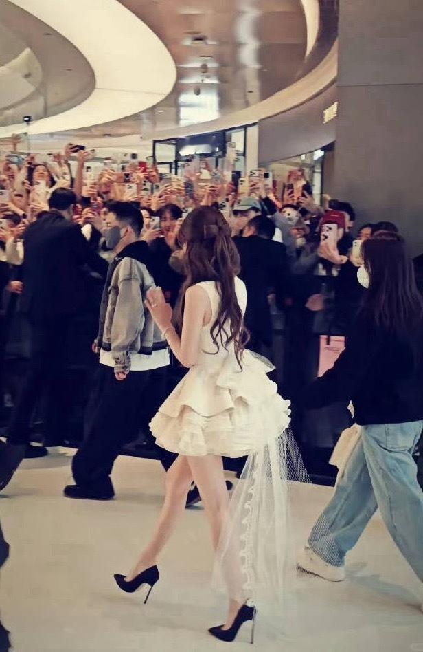 老天奶，这个赵露思今天美得和真人bjd有什么区别已被此女美晕了 