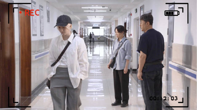#生逢其时# 真正的心碎不是大喊大叫，女儿转身流泪，母亲原地崩溃...这场戏下来，齐时和霍青莲用拥抱