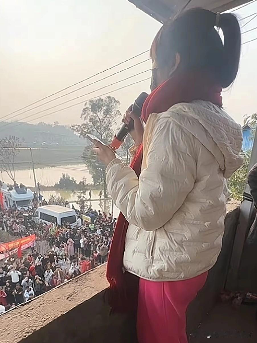 感觉呆呆的心态都要崩了，表情是真的呆了！
面对源源不断赶来的粉丝，不知道她有没有