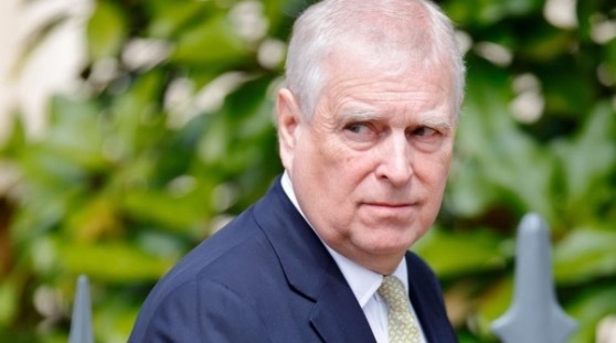 【#安德鲁王子被正式剥夺王室头衔# 将搬离王室住所】英国王室30日发表声明说，英