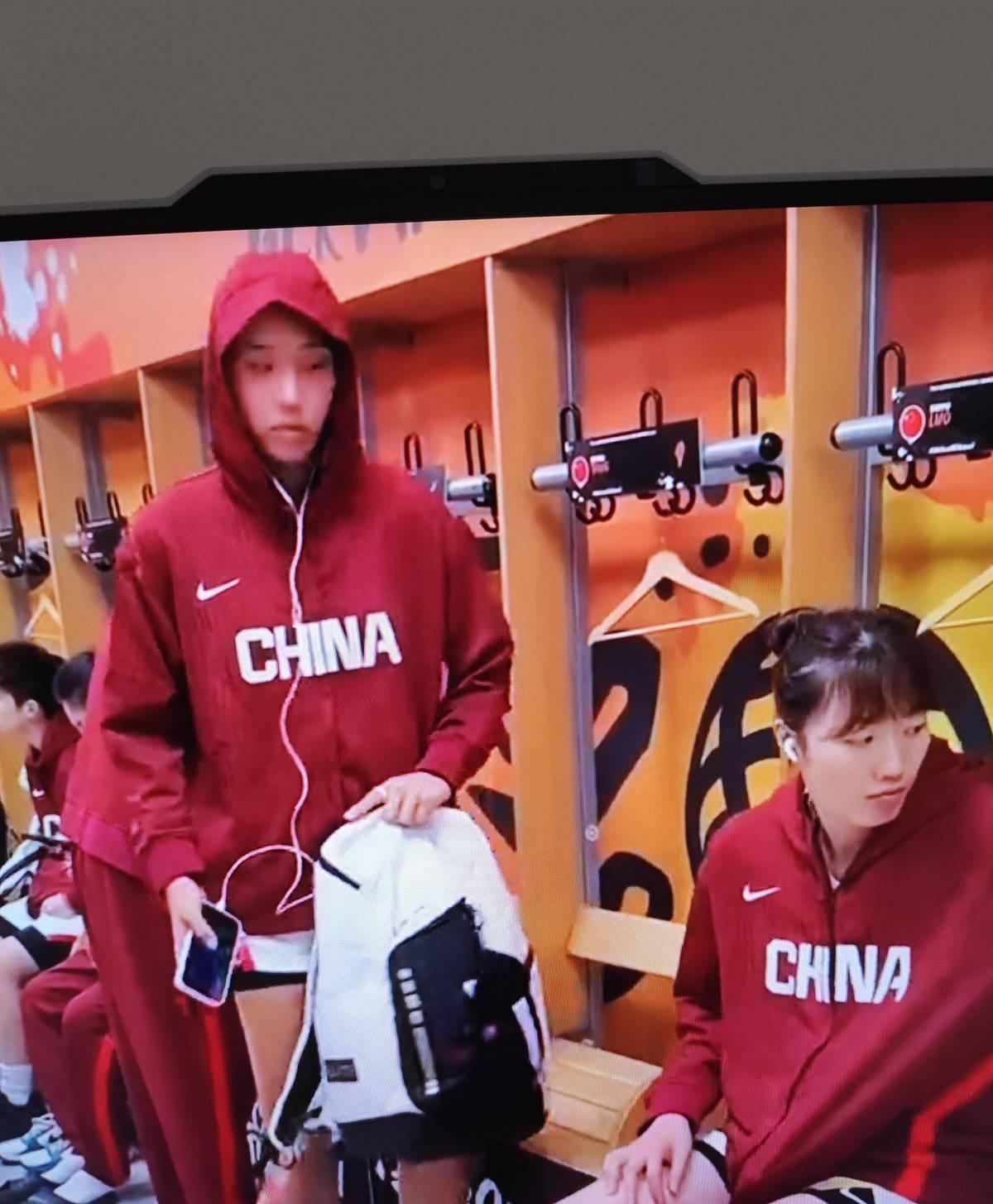 中国女篮加时逆转捷克，全场29次失误看得人手心冒汗。更衣室里姑娘们面色沉重是有原
