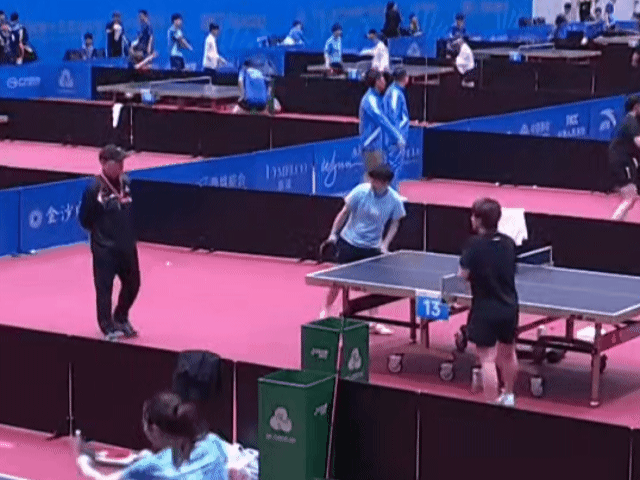 莎莎这孩子越来越有表演天赋了[捂脸]，
孙颖莎这是在模仿王艺迪的接发球姿势，被她