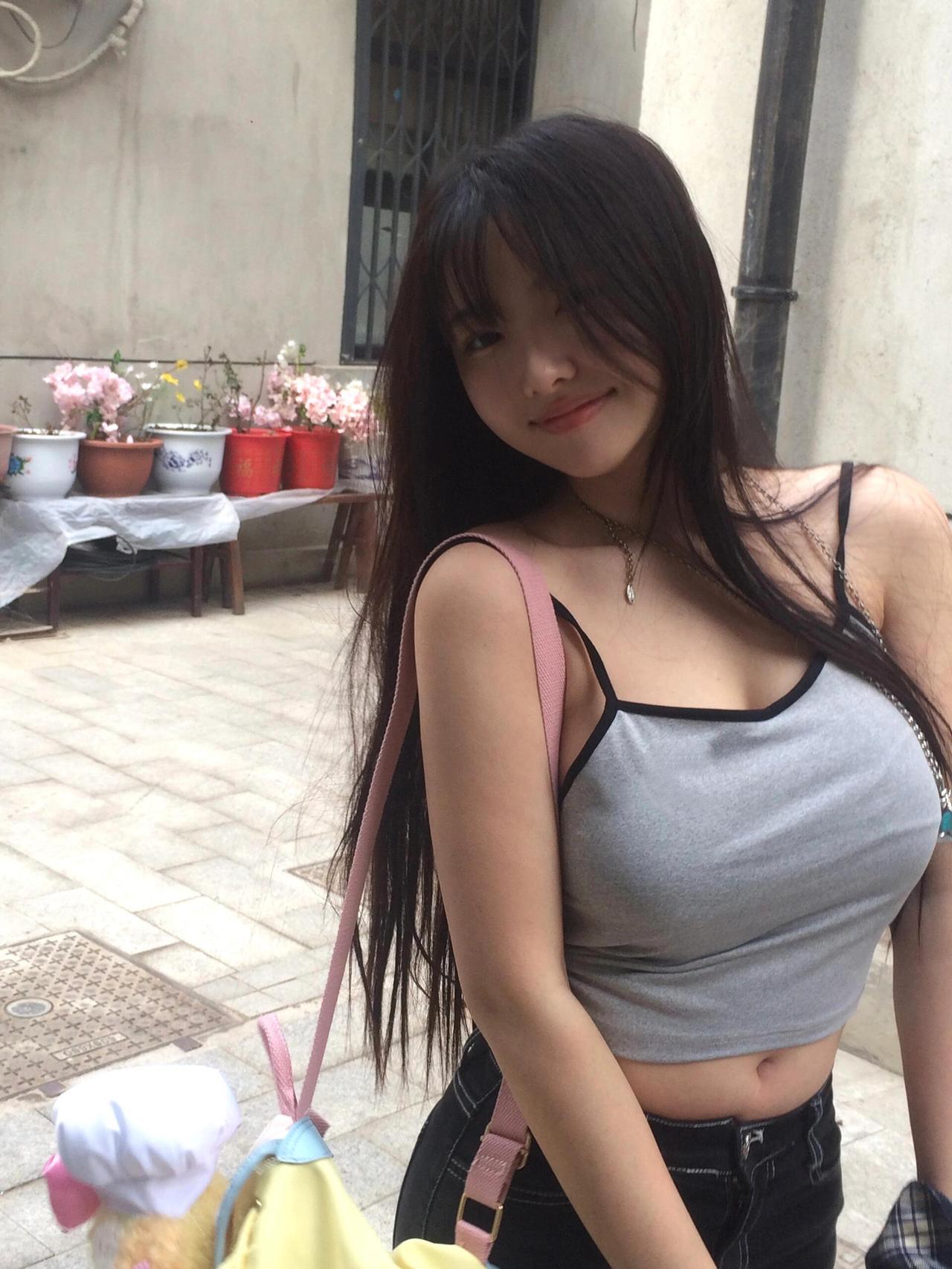 阳光下的微笑，树下的少女，青春的气息