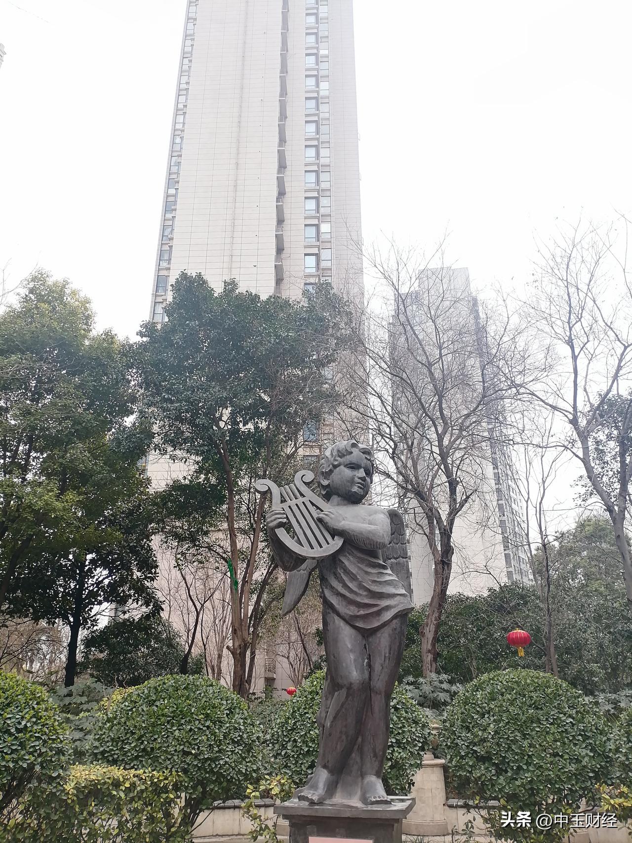 记录我的2026小区中的雕塑！唉，现代生活中，特别是生活的小区，如果有这样那样的