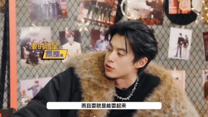 黄子韬刘耀文笑着看王鹤棣撒娇王鹤棣为了红包撒娇黄晓明说没孩子的发红包，王鹤棣马上