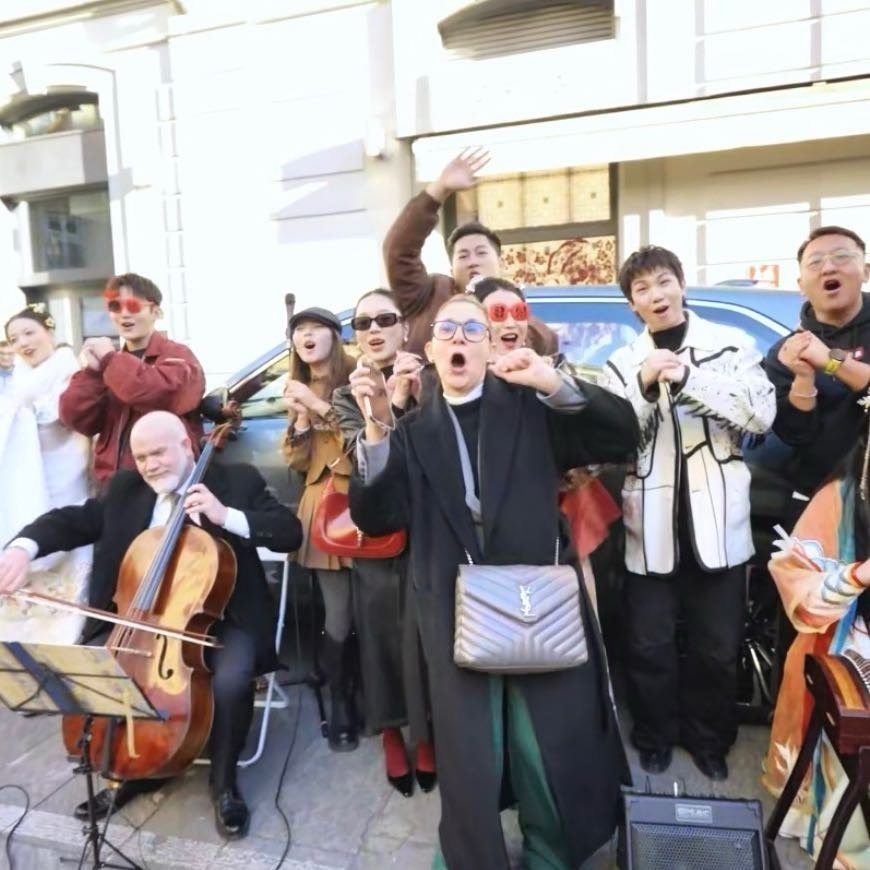 白举纲把米兰街头变成livehouse米兰街头奏响动人中国旋律，古筝与大提琴默契