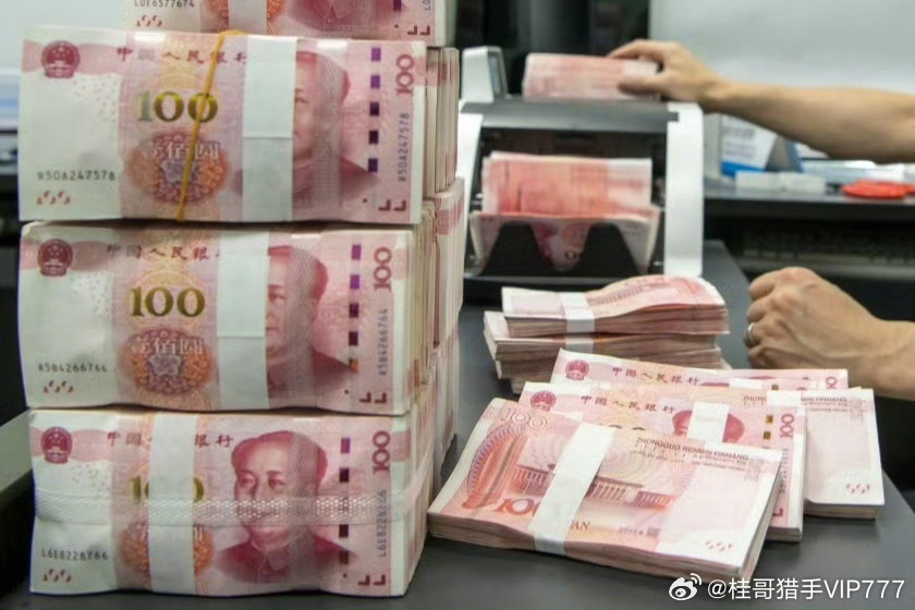 桂哥评：173.48万亿，如果强行平均，14亿人，人均也就十多万存款，并不多。如