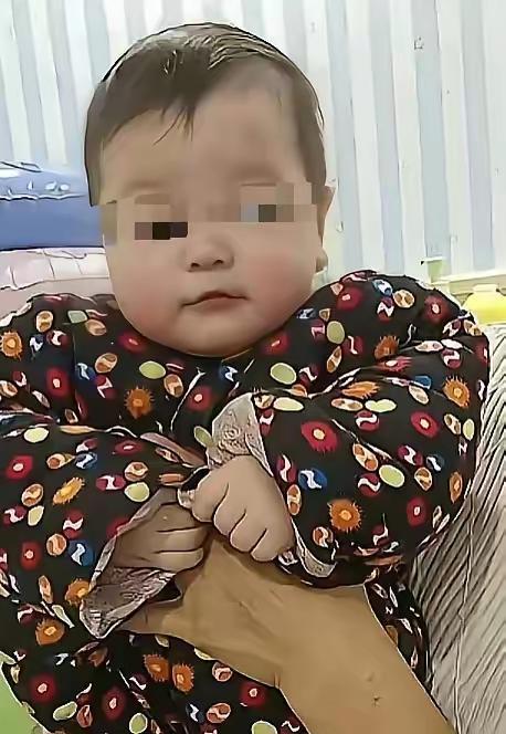 心酸！河南，一名9个月大女婴，被生母遗弃在人民医院西侧河堤，等家人发现不对劲去那