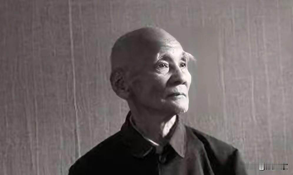 1946年，6000解放军被三万敌人包围，为了不泄露机密，旅长吴诚忠下令烧毁全部