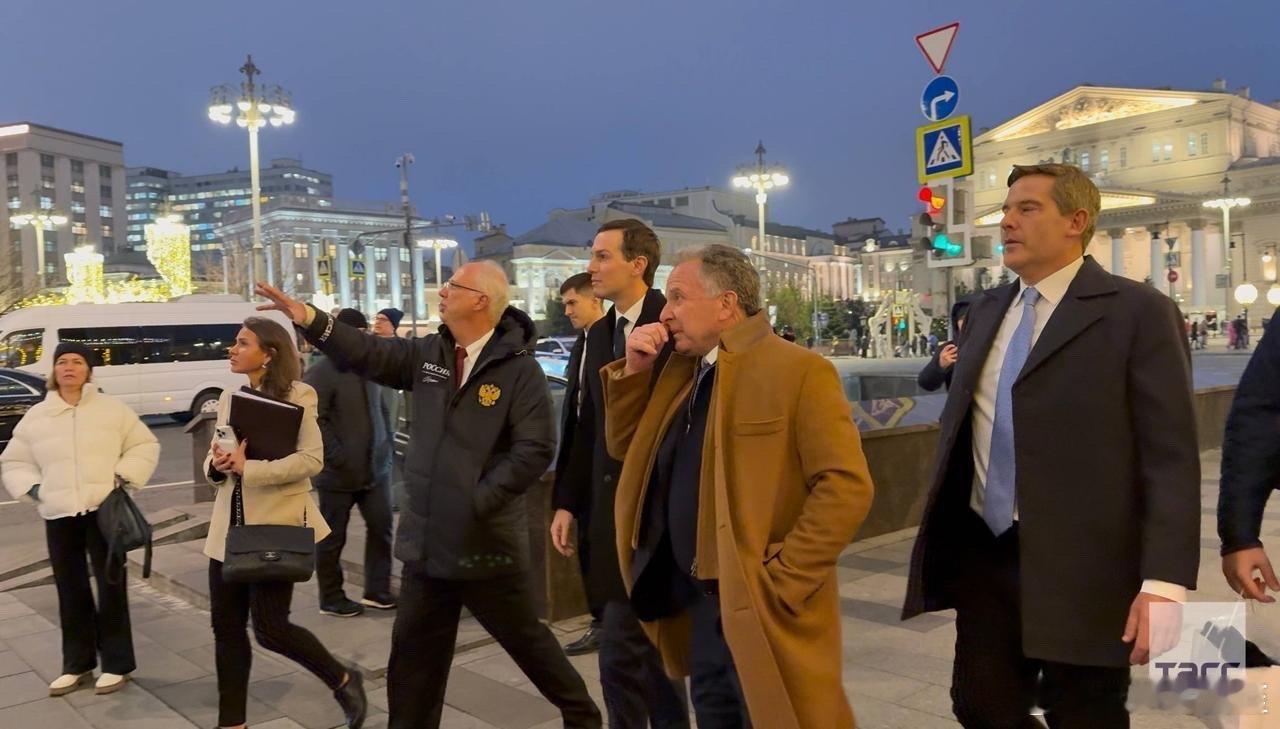 美国总统特使和女婿，在俄总统特使陪同下，参观莫斯科市容，然后在克宫，与俄总统进行