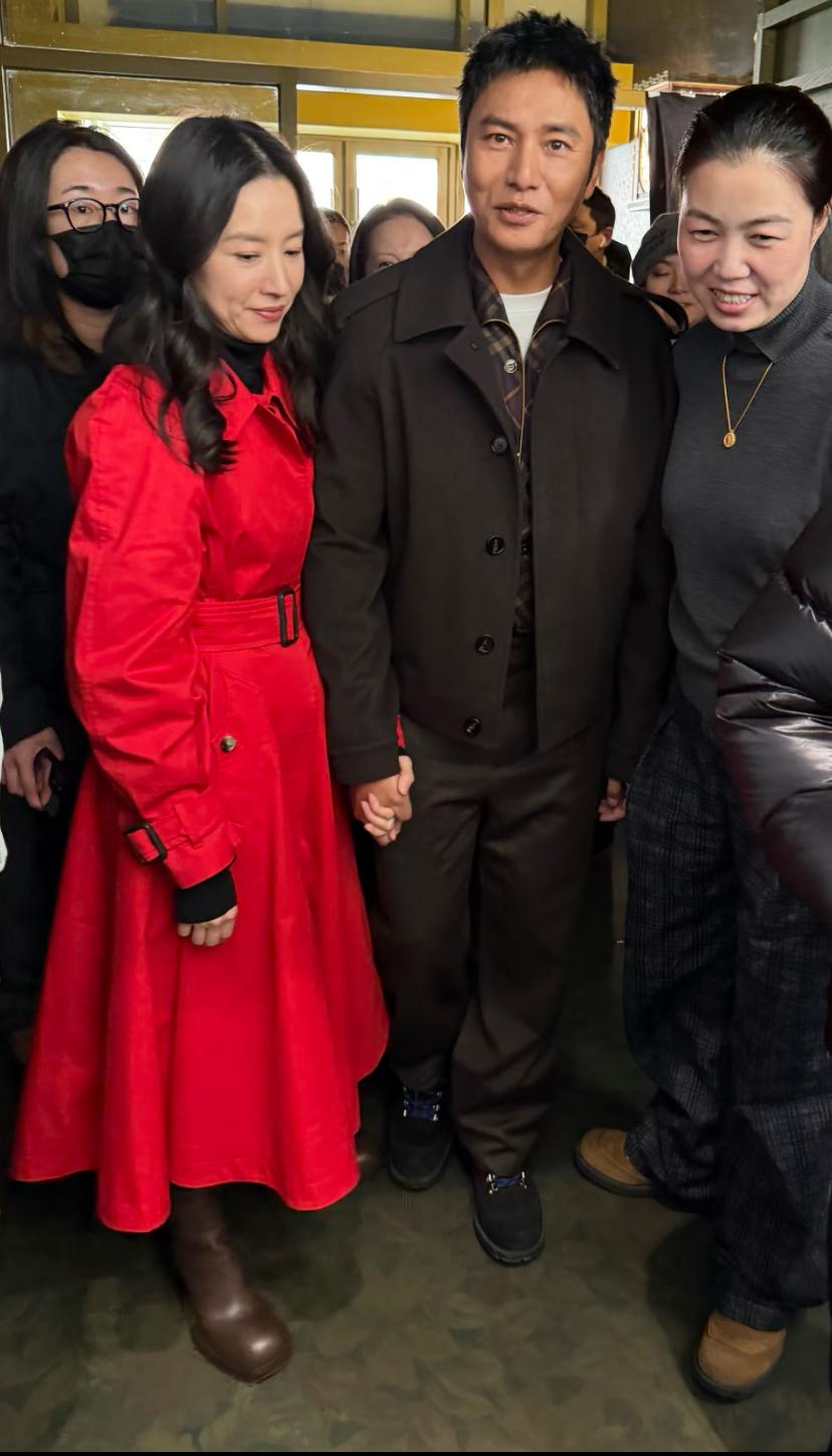 陈坤和董洁这是在干嘛啊
公共场合还是品牌活动，这俩人的肢体语言也太耐人寻味了吧。