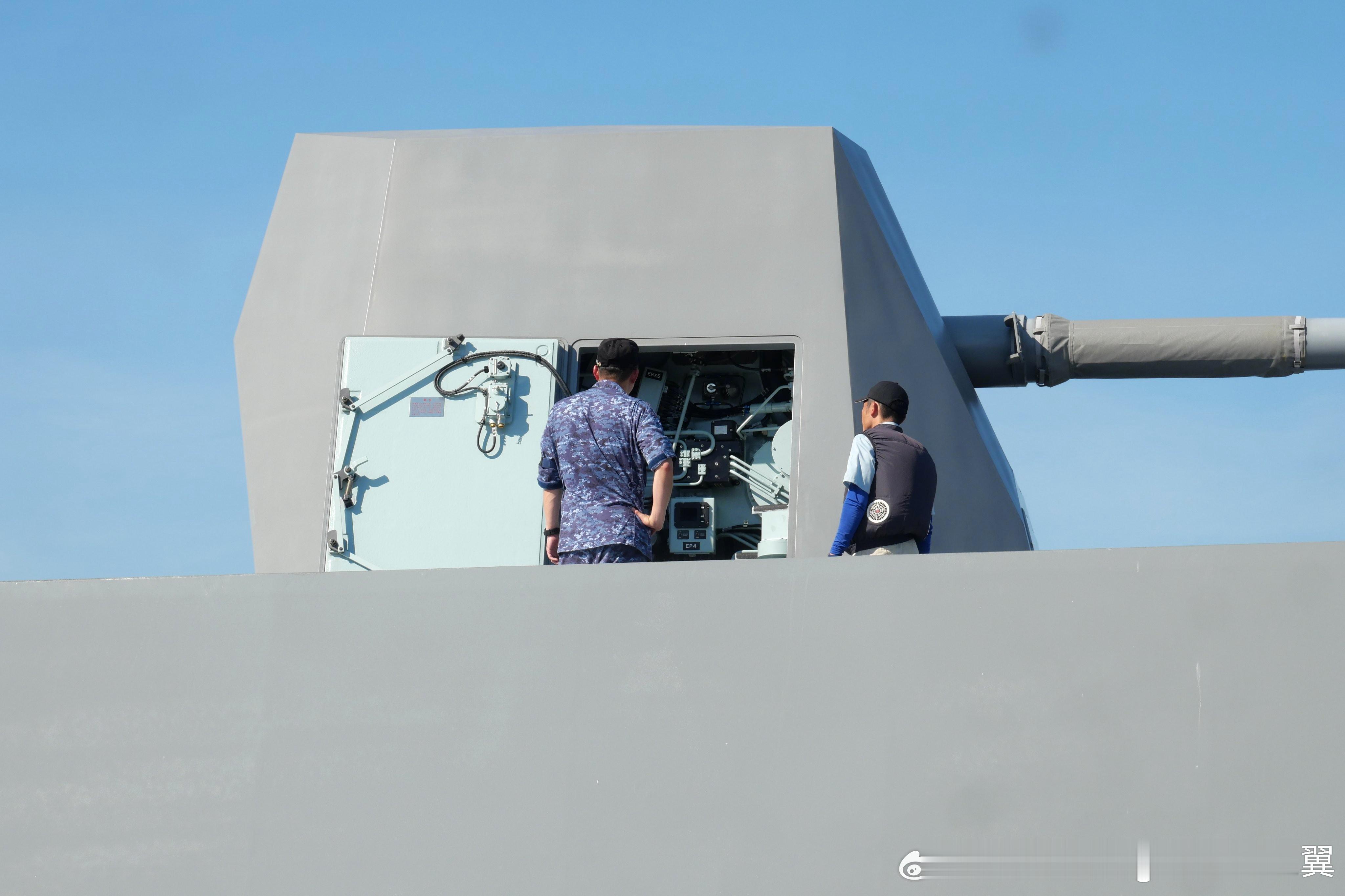 日本最上级护卫舰仁淀号的Mk-45 127mm舰炮 ​​​