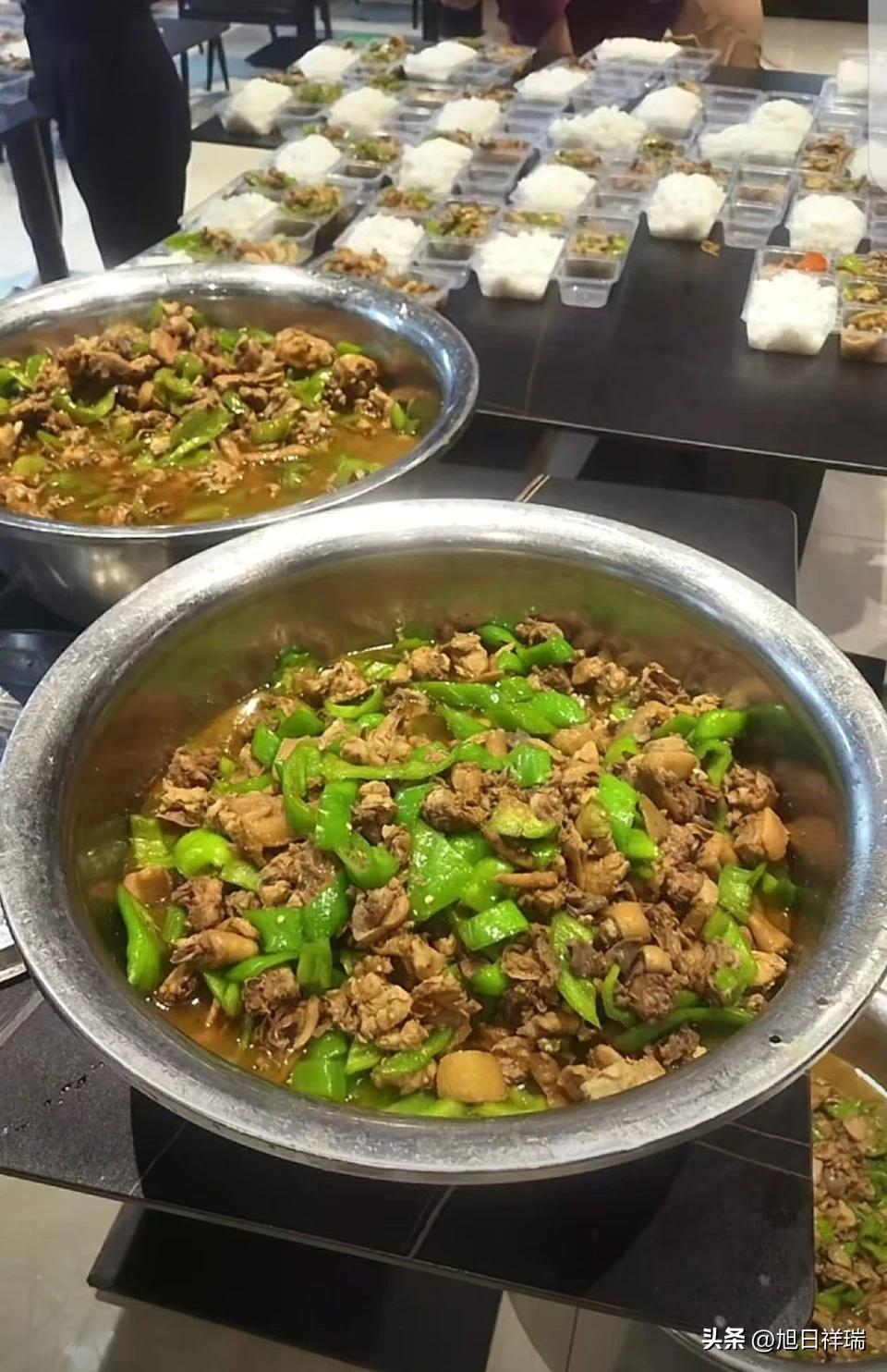 太佩服了！广西农民苏叶扬，从没开过饭馆，自掏腰包给灾区送盒饭，三天从300份飙升