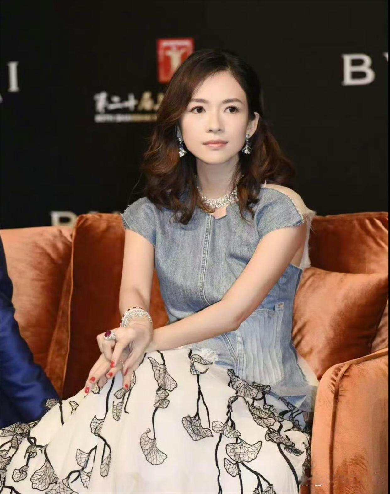 46岁章子怡一头微卷短发超显年轻，少女感拉满，看着仿佛才二十六岁。 