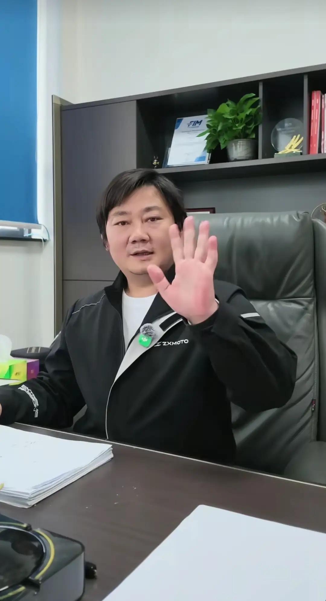 从“哭穷”到“国货天团”，张雪机车凭什么让大佬们抢着送钱？

张雪 大疆 前几天