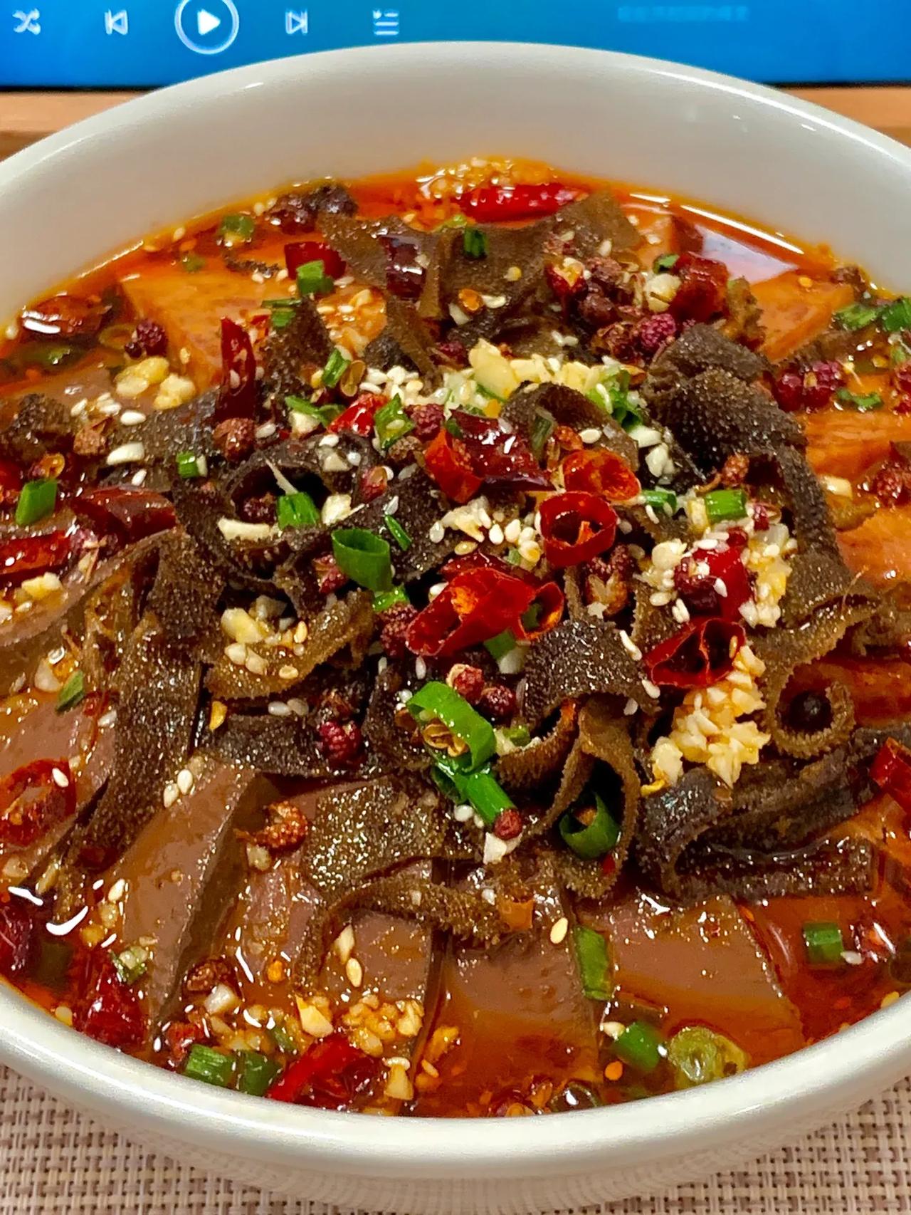 舌尖上的美食～正宗的香辣毛血旺，下饭神器，香辣过瘾，吃起来太爽啦
🌶所需食材：