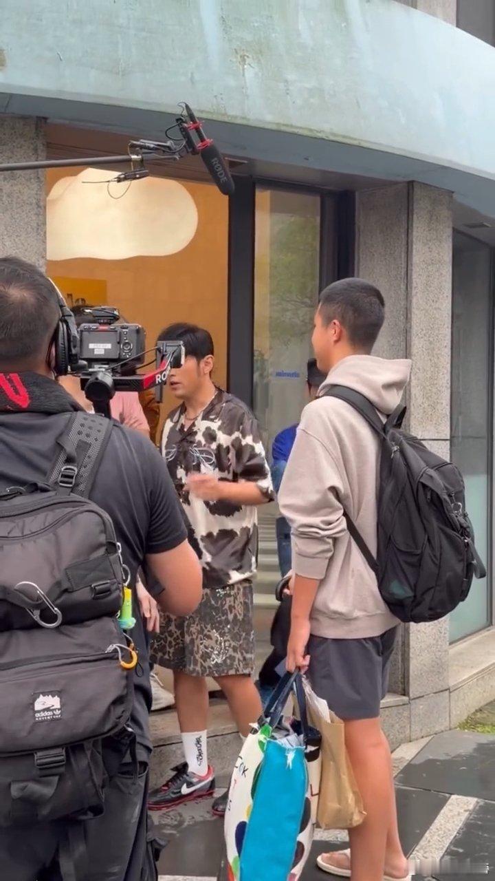 周杰伦周杰伦林俊杰周游记路透偶遇周杰伦林俊杰拍摄周游记 网友偶遇周杰伦和JJ在M