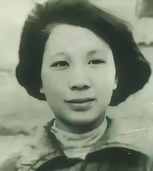 1949年，渣滓洞大屠杀中，盛国玉在枪响前倒地装死，随后，特务进来补枪，他们用枪