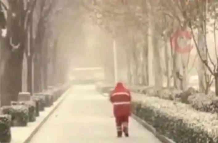 雪天环卫工的电子工牌，别成了欺负基层的 “电子枷锁”

山西运城环卫工雪天戴定位