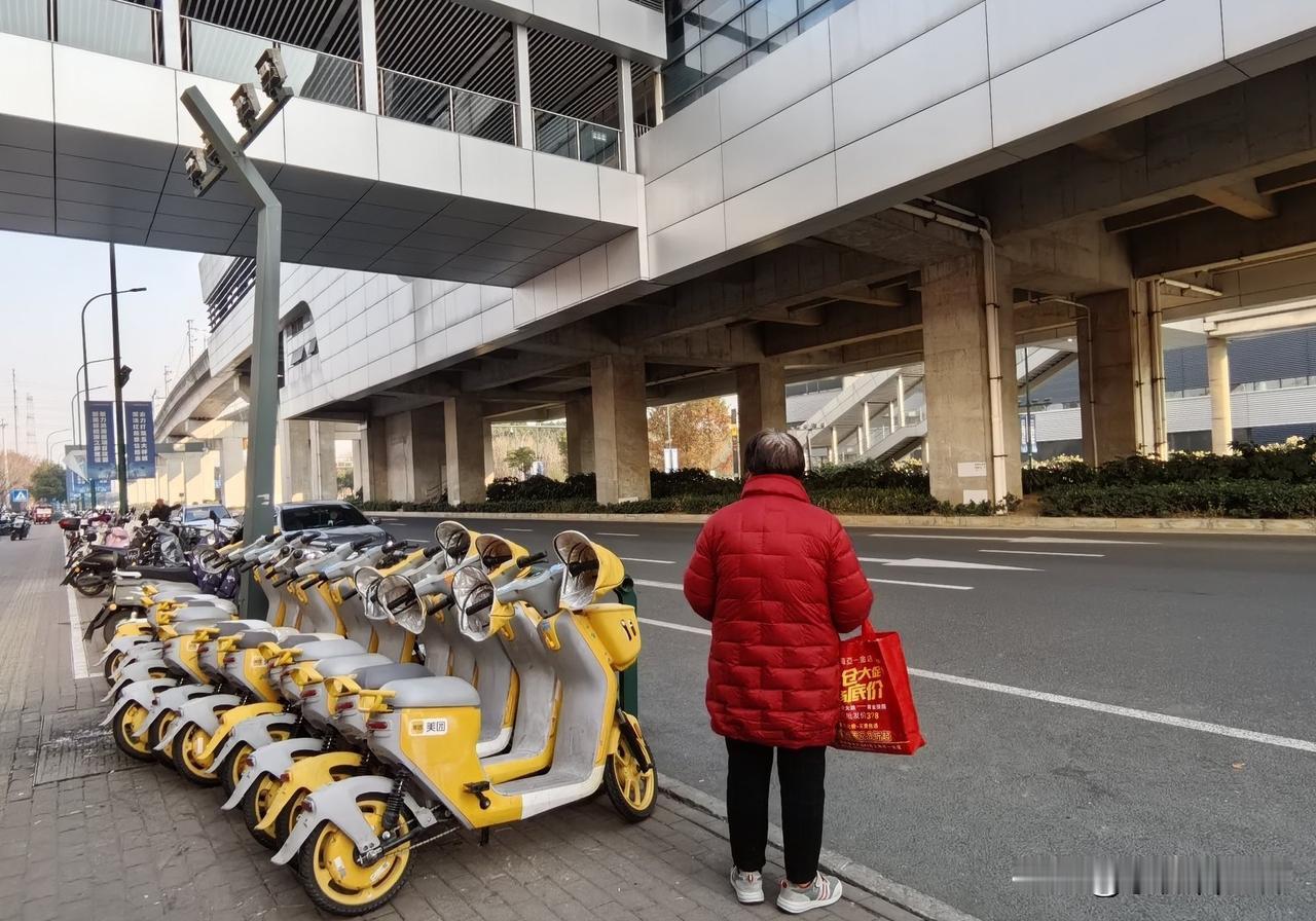 没想到，我们常州地铁一号线终点站这里，还有很多扫码了随时可以开走的电动车呢！
