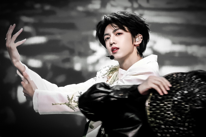 张桂源粉丝维权时代峰峻  张桂源粉丝就时代峰峻高会回复问题维权。敏感词管那么严，