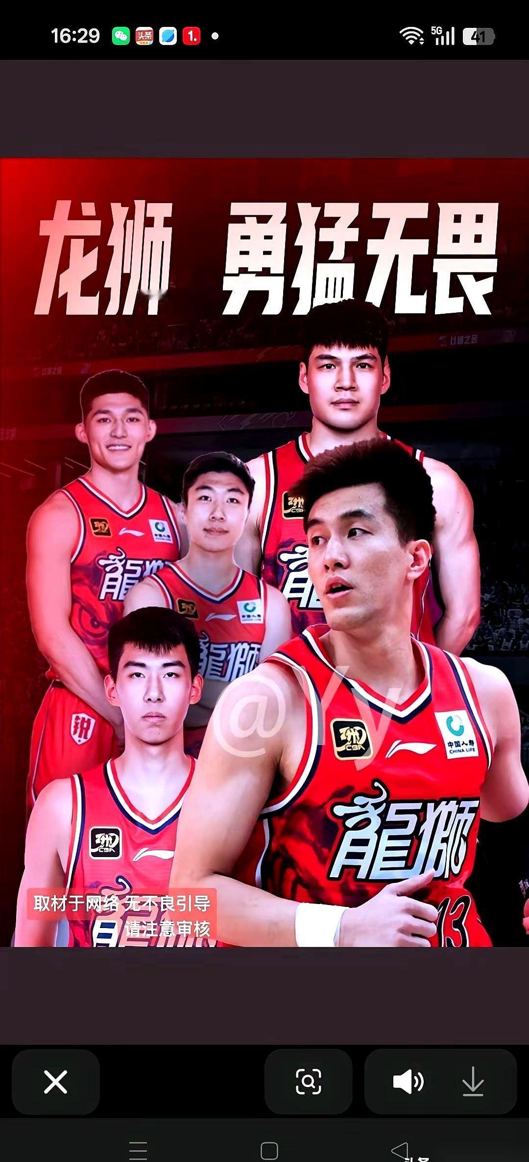 球传到篮下，空了，大空位啊！
我心都提到嗓子眼了。
结果，他给传出来了。
我真看