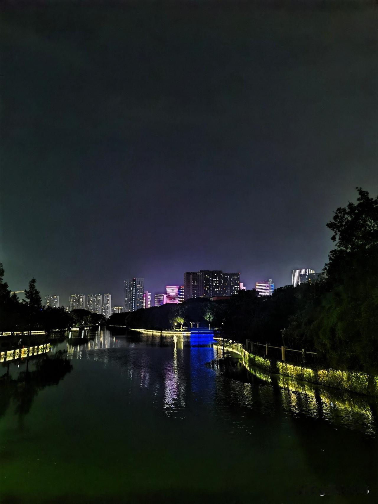 夏天的夜色，城市的温柔

昨晚散步，沿甬新河慢行，随拍甬新河的夜景，美得静谧。水
