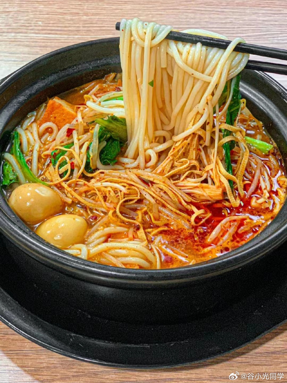 为什么过桥米线店越来越少了过桥米线的店变少了，完全可以理解，我已经好久没有吃过好