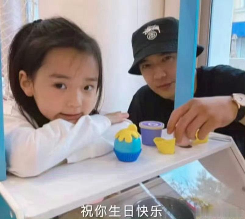 爸爸和爷爷奶奶为小酒窝庆生烛光点亮生日蛋糕，祖孙齐聚唱响生日歌，细碎陪伴，是送给