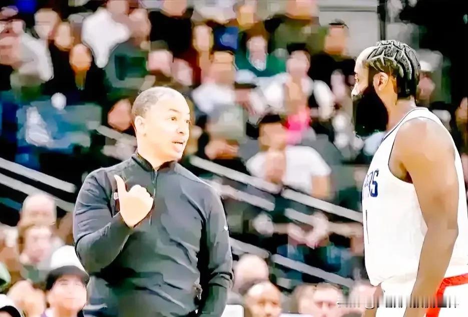 北京时间11月30日NBA快船队将客场出征国王队，赛前球队主教练泰伦卢接受采访公