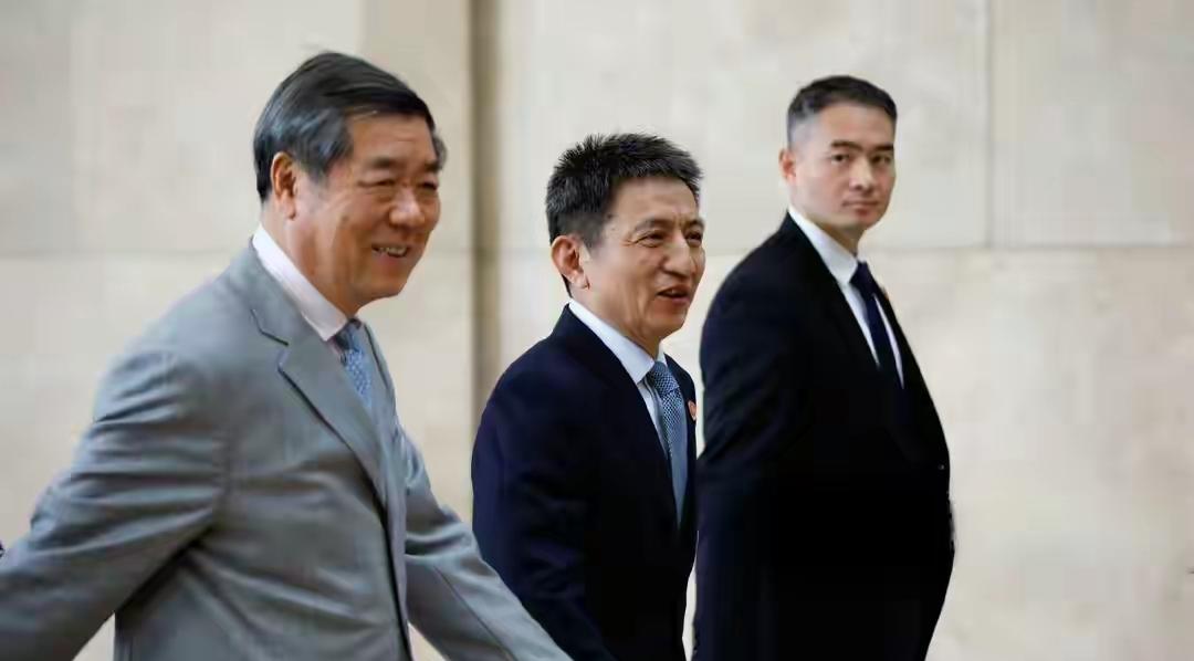 比的是耐力，比的是意志。美方表达立场是强硬的，中方维护利益是坚定的。意思是还得谈