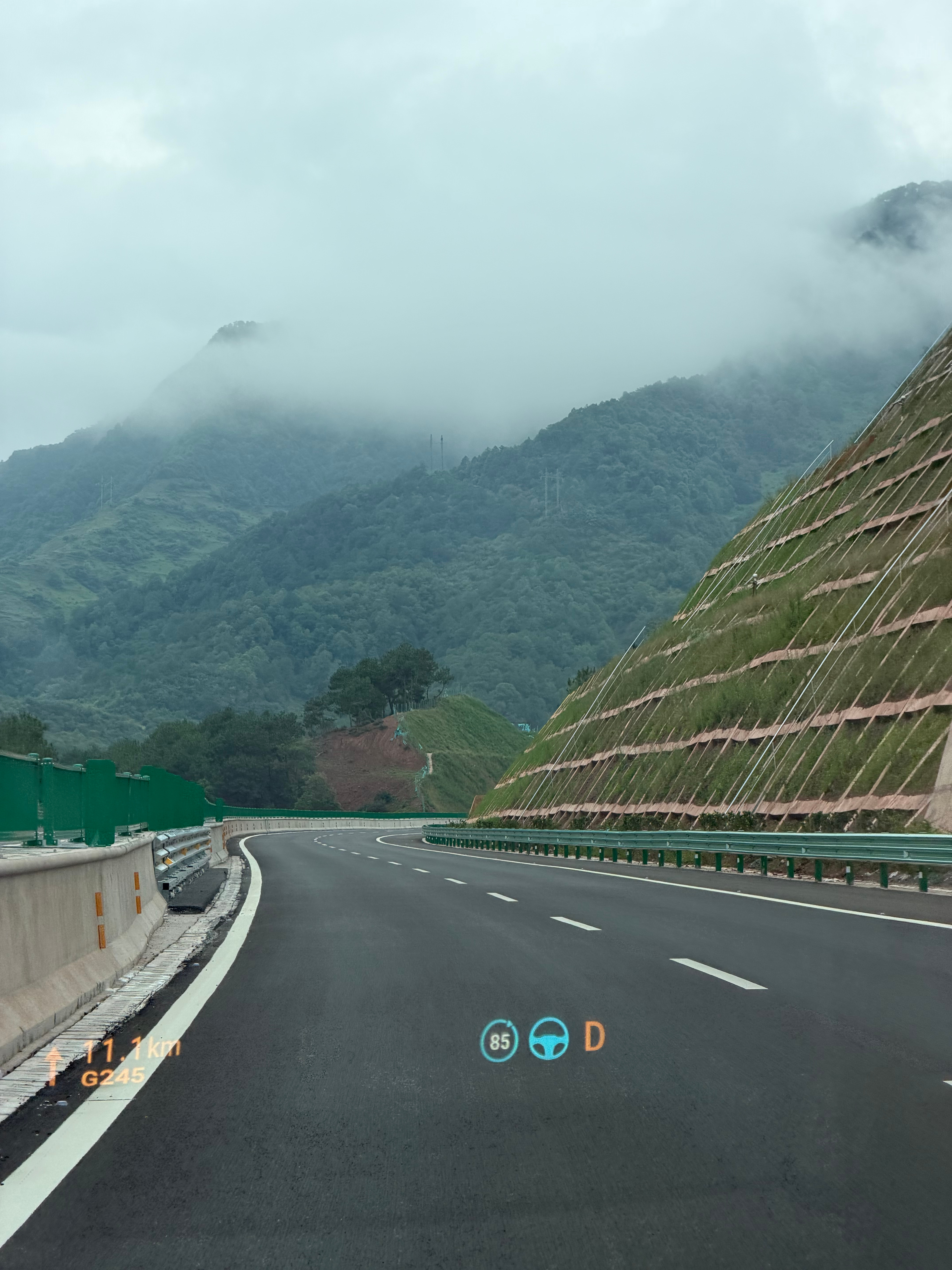 不解，县城在下雨，出了县城一滴雨没有 凉山·昭觉