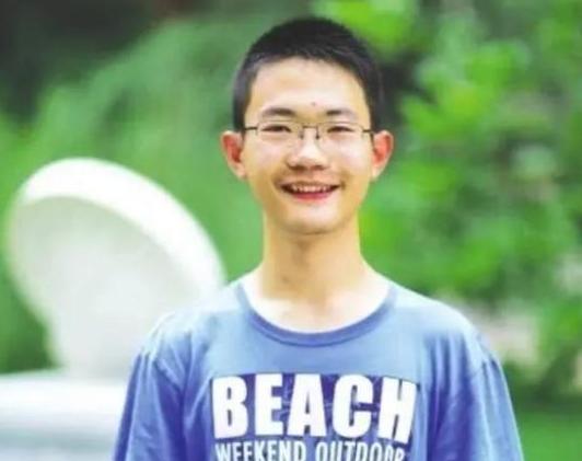 2016年，甘肃一男孩上课从来不听讲，天天熬夜打游戏，然而高考却考出了690的高