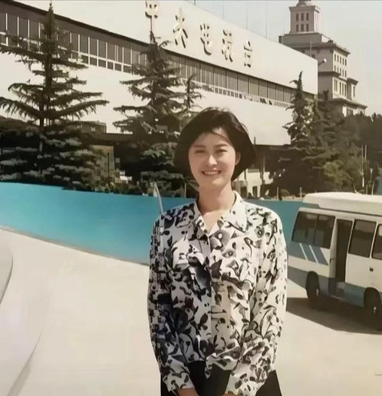 距离香港回归还有三年。那一年，敬一丹39岁，到央视整整五年。短发，碎花衬衫，笑容