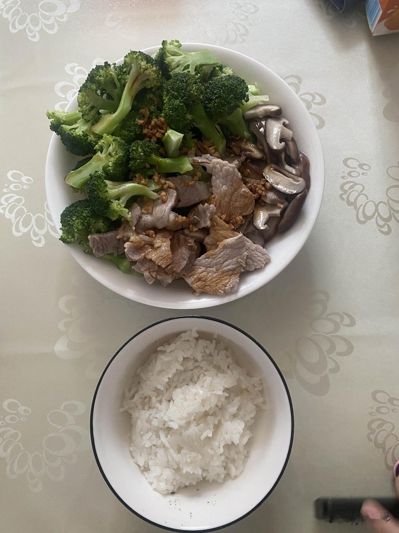 减脂午餐日常，好好吃饭也能瘦

分享下我今天的减肥午餐，一碗白米饭，配上西蓝花、