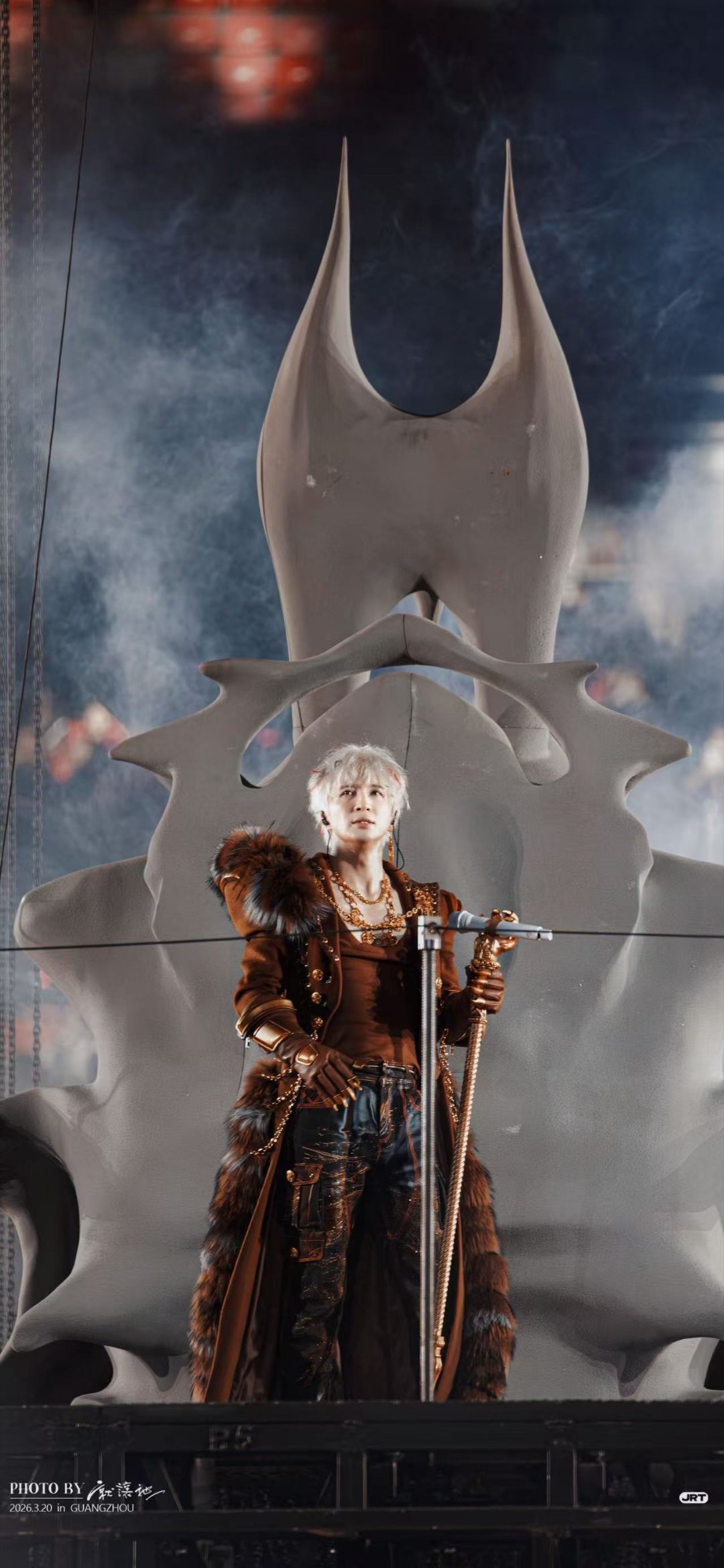 薛之谦祝大家有个稀稀拉拉的美梦别人的祝福是甜甜蜜蜜，薛之谦的是稀稀拉拉。荧光棒段