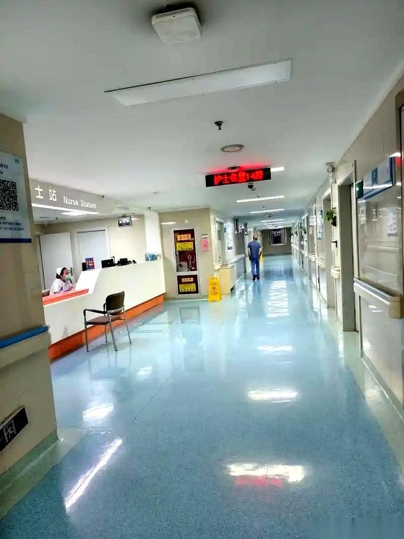 亲戚换骨头，手术前，塞了五千。
我当时就有点懵，我说这是干嘛？不给，人家刀子就拿