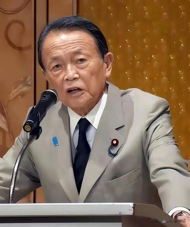 麻生这个人的长相，看起来就非常的阴险狡诈，事实上他们也确实阴险狡诈，非常的精明，