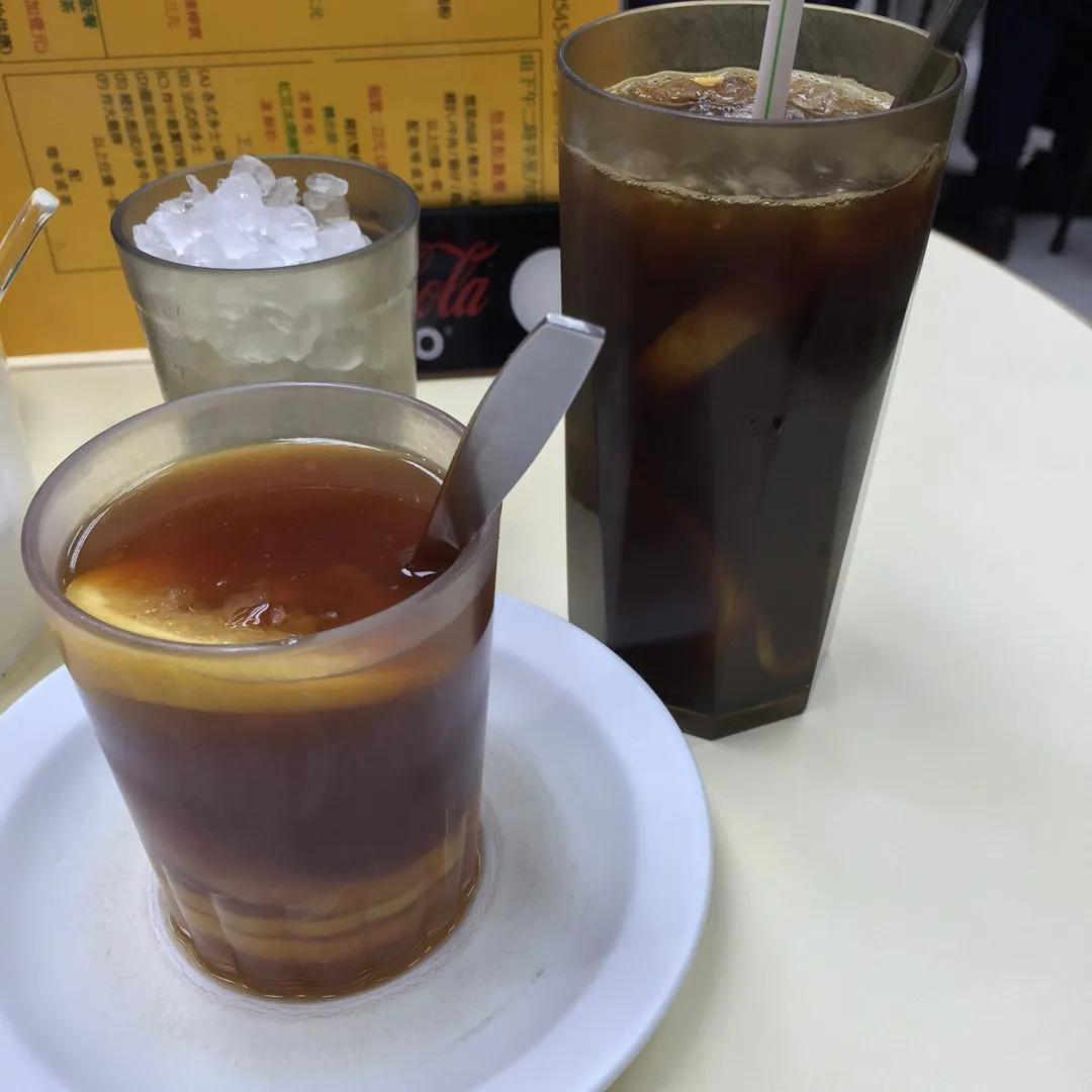 香港茶餐厅的特别饮料：柠啡

柠啡，就是柠檬咖啡，也叫港式柠檬咖啡，被誉为茶餐厅