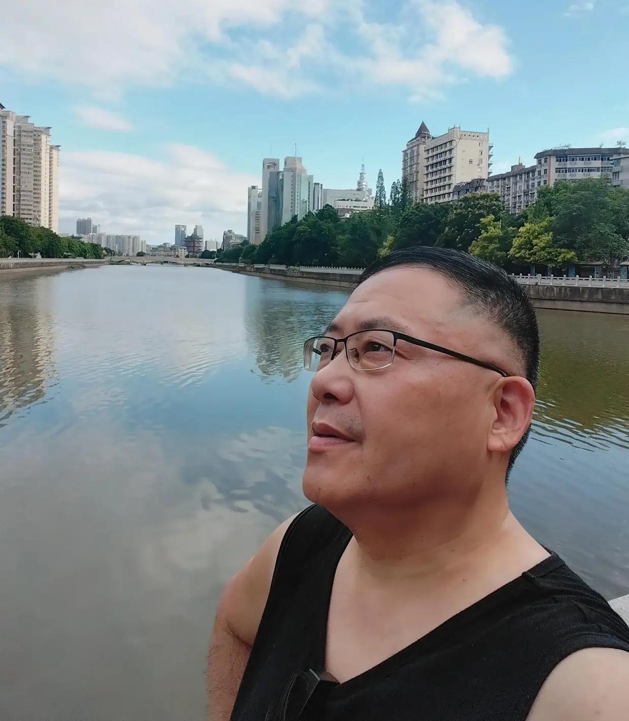马上又要到吃粽子的日子，天也渐渐热起来了。

昨天，二姐打来电话，问我要不要来贵