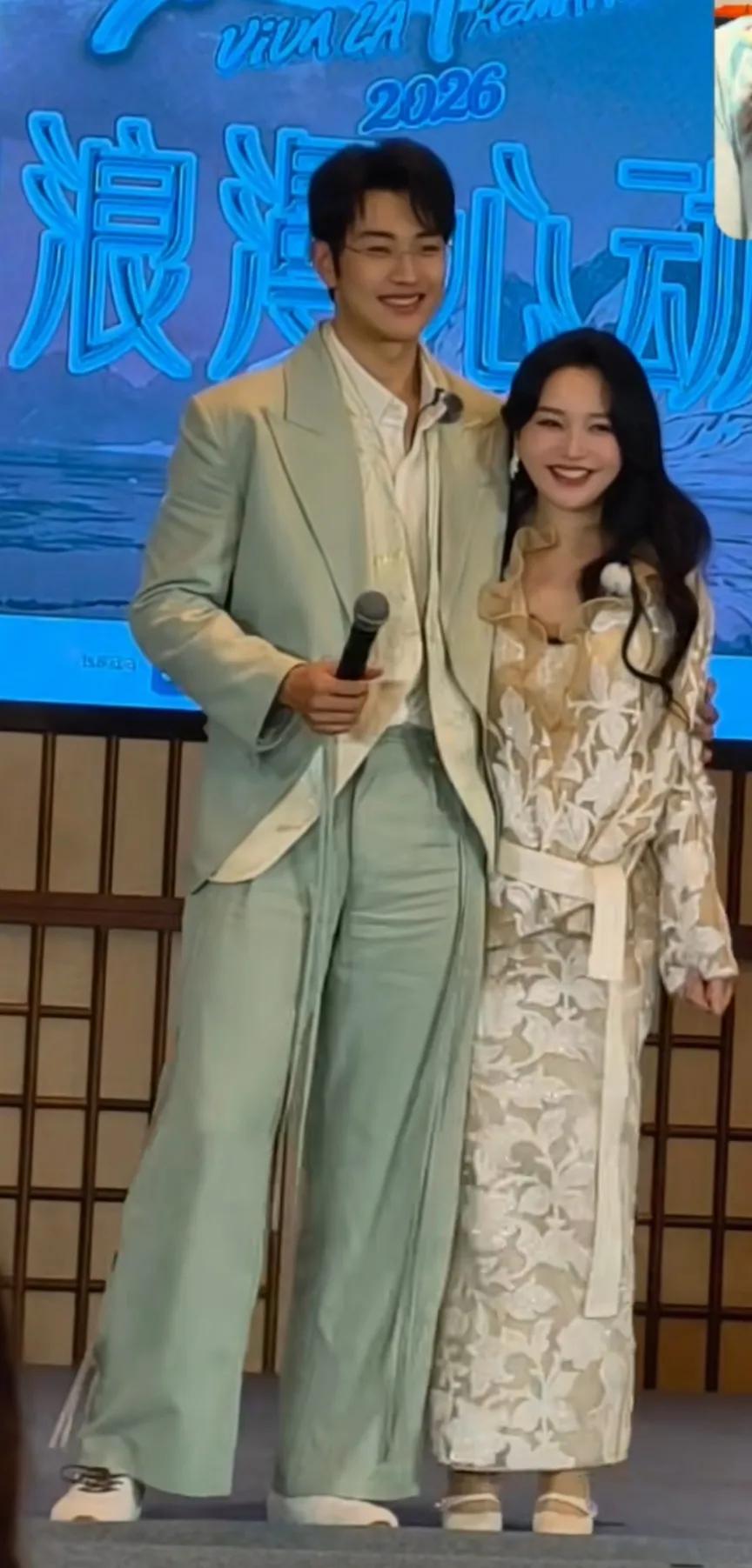 幸福的小夫妻，相差19岁，也没有代沟。