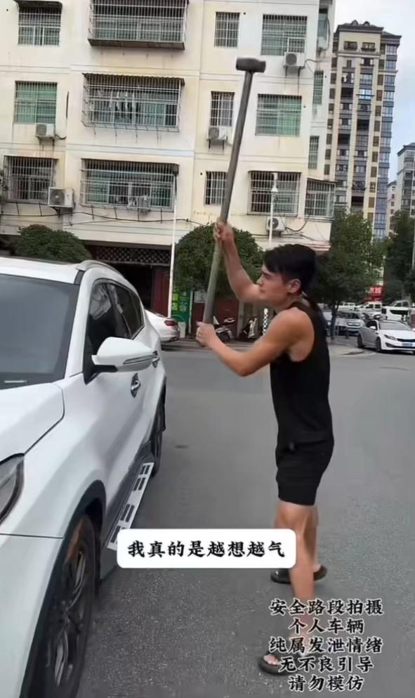 一位沮丧的江西车主用锤子砸碎了他那辆白色的2019款X风混动  SUV。他抱怨说