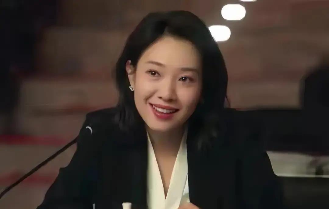 王佳佳拍戏空档抱着零食蹲监视器前，郭京飞路过顺手敲她脑袋：少吃点。
画面被工作人