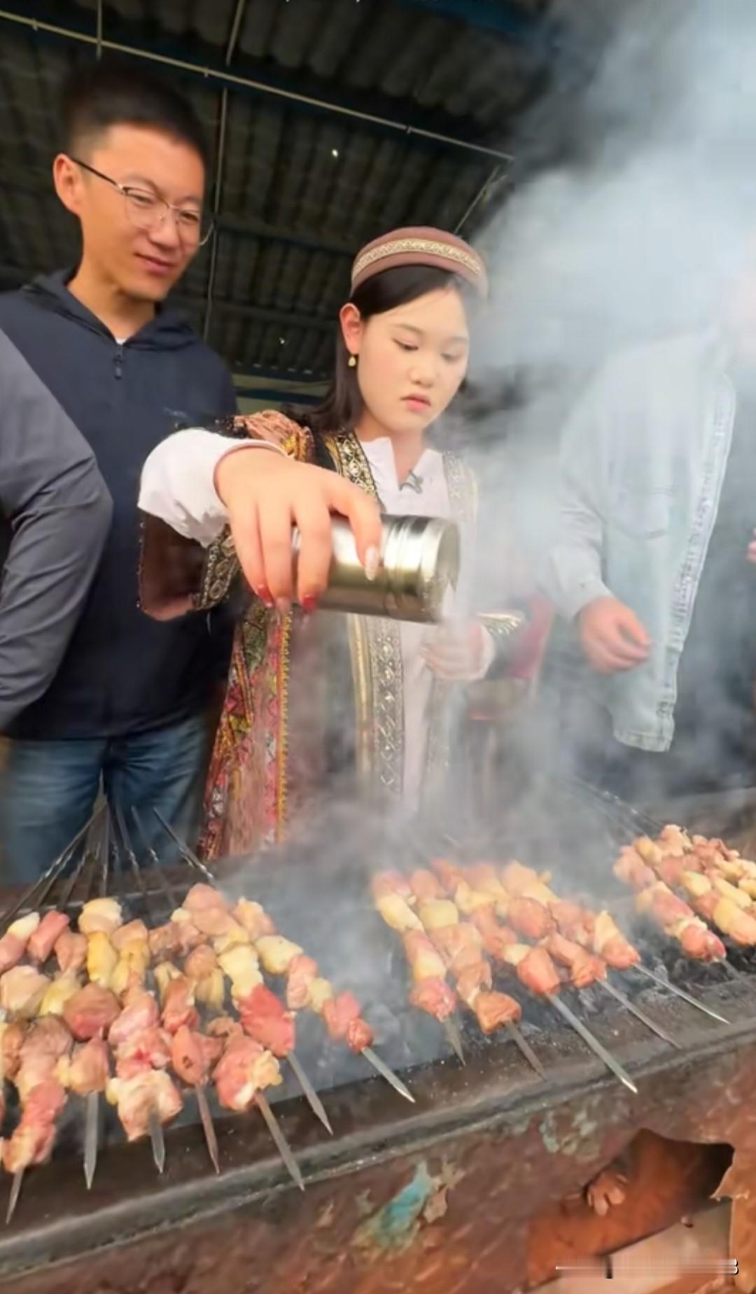 张家齐和全进华在新疆亲手串羊肉串，工作之余，两人体验当地生活，张家齐边烤边往大串