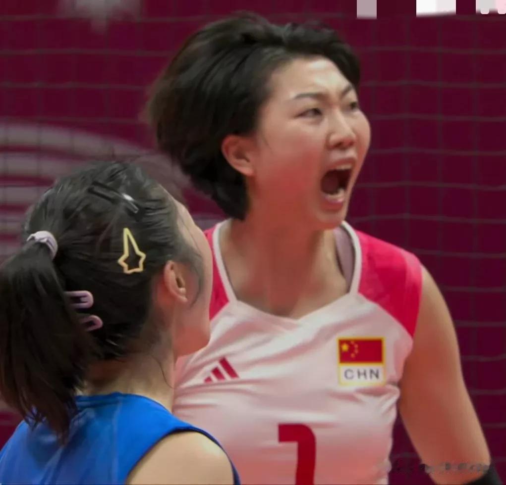 中国女排第二局25：21取胜。袁心玥的进攻非常强势，虽然日本队依靠打吊结合追分，